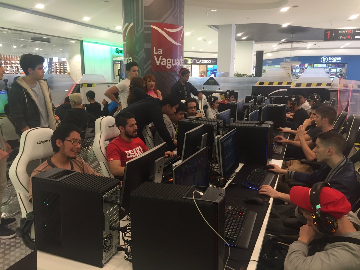 LaArenaeSports's tweet photo. Comienza la final del lossers!El ganador pasará a la gran final y jugará con @Minitroupax y @Th3AntonioGG y el ganador de ayer #GiantWeekend https://t.co/OISWanSex3