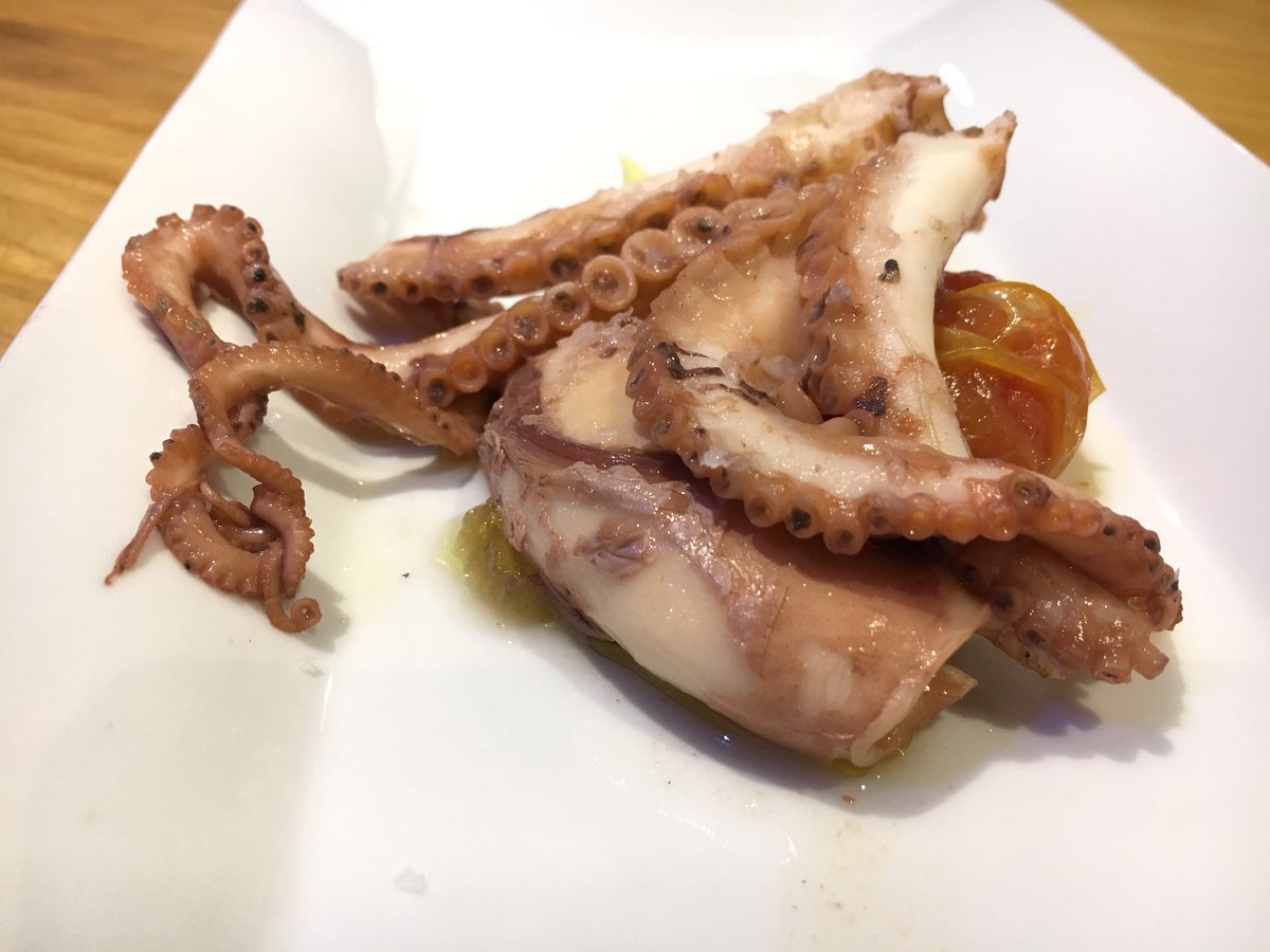 BlogHedonista's tweet photo. Pulpo blanco con mermelada de cebolla y "tomacó" confitado con allioli de @ElDinou a la #nitgastronomiavng de #vilanovaturisme https://t.co/KhVRIzIWfR