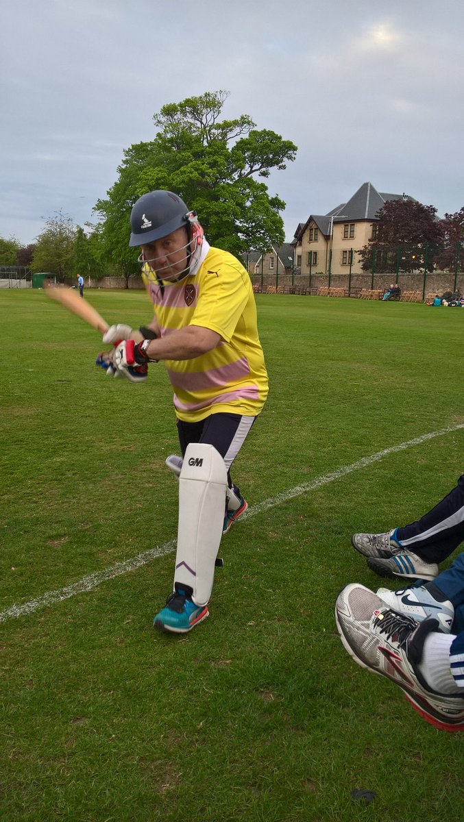 charlesp_media's tweet image. Good night returning to @CarltonCricket v @JamTarts Legends... the guy on the right ensured it was an honourable tie! #robbo #forwarddefence