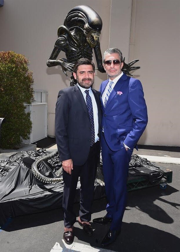 Turkey_Drama's tweet photo. صور جديدة للنجم #ErkanPetekkaya من مدينة لوس انجلوس https://t.co/ZrizZrDOJe