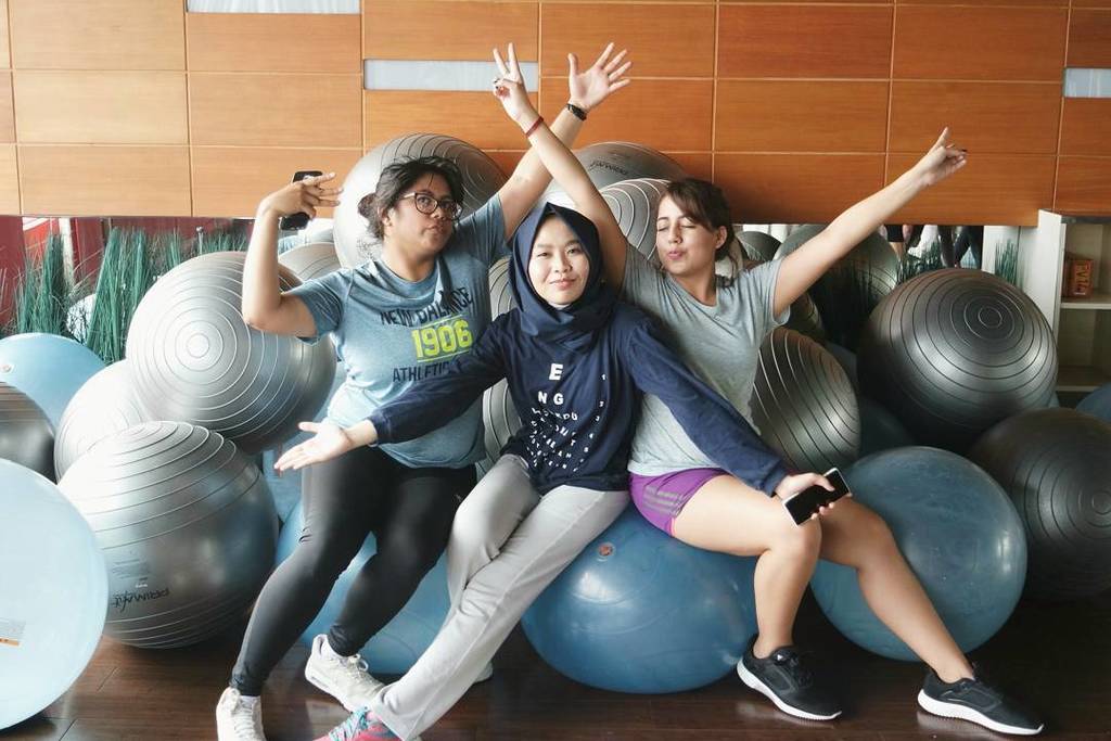 safiranys's tweet photo. Today was super fun! Thank God I'm with them 🙏😂 Thank you @nessiejudge and @ruzzyruffy!! See you later~ ❤ #clozetteid #lifestyle #celfit #w… https://t.co/JWrJqPVSm6