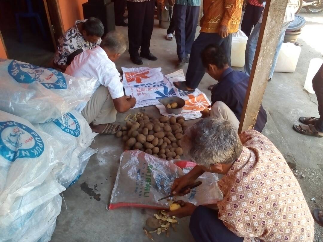 thlpoptjateng's tweet photo. Pengembangan Agen Hayati PGPR&amp;Trycoderma menuju pertanian ramah lingkungan. Pracimantoro.Wonogiri @ganjarpranowo @DistanbunJateng https://t.co/wnMo1SpApl