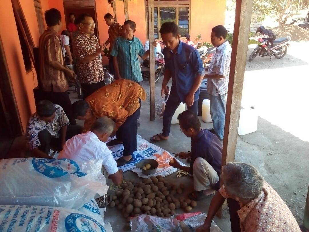 thlpoptjateng's tweet photo. Pengembangan Agen Hayati PGPR&amp;Trycoderma menuju pertanian ramah lingkungan. Pracimantoro.Wonogiri @ganjarpranowo @DistanbunJateng https://t.co/wnMo1SpApl