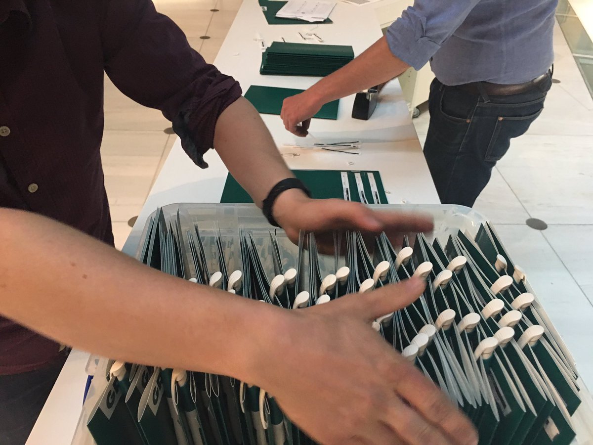 Elisameuleman's tweet photo. Voorbereiding #openparlement in volle gang. Om 13u30 verwachten we 150 leerkrachten die meedenken over de lerarenloopbaan #onderwijsidee https://t.co/C0Zsrsqiks