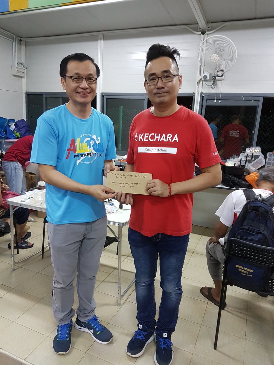 KecharaSoupK's tweet photo. #Thankful for the donation, Dr Leow for our medical team. Every week we treat >50 #homeless patients. @tsemtulku @justinryo #soupkitchen https://t.co/FjVxEgMDaW