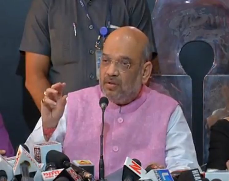 BJP4India's tweet image. नोटबंदी जैसा साहसिक कदम उठाकर मोदी सरकार ने अपनी राजनीतिक इच्छा शक्ति का परिचय दे, काले धन पर लगाम लगाने का किया है : श्री @AmitShah