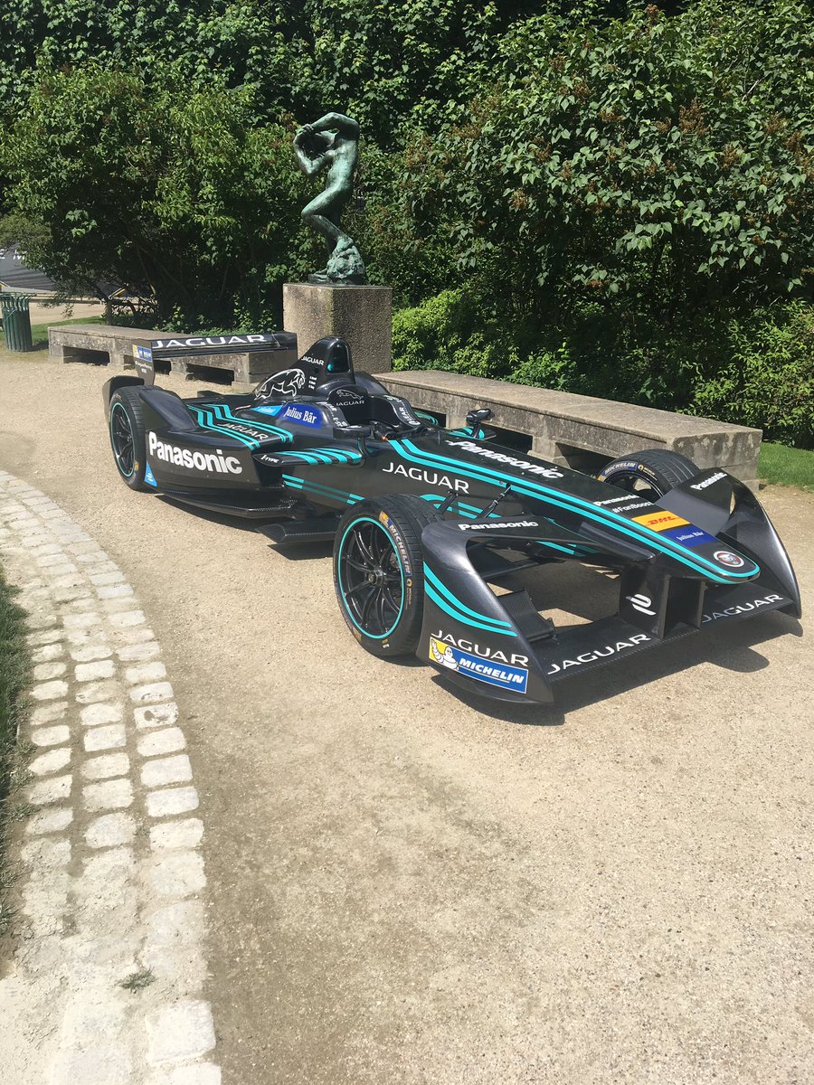 PaulCosc's tweet photo. Aujourd'hui grand prix de Paris de formule électrique aux invalides : Top https://t.co/FCUnCSk6Jw