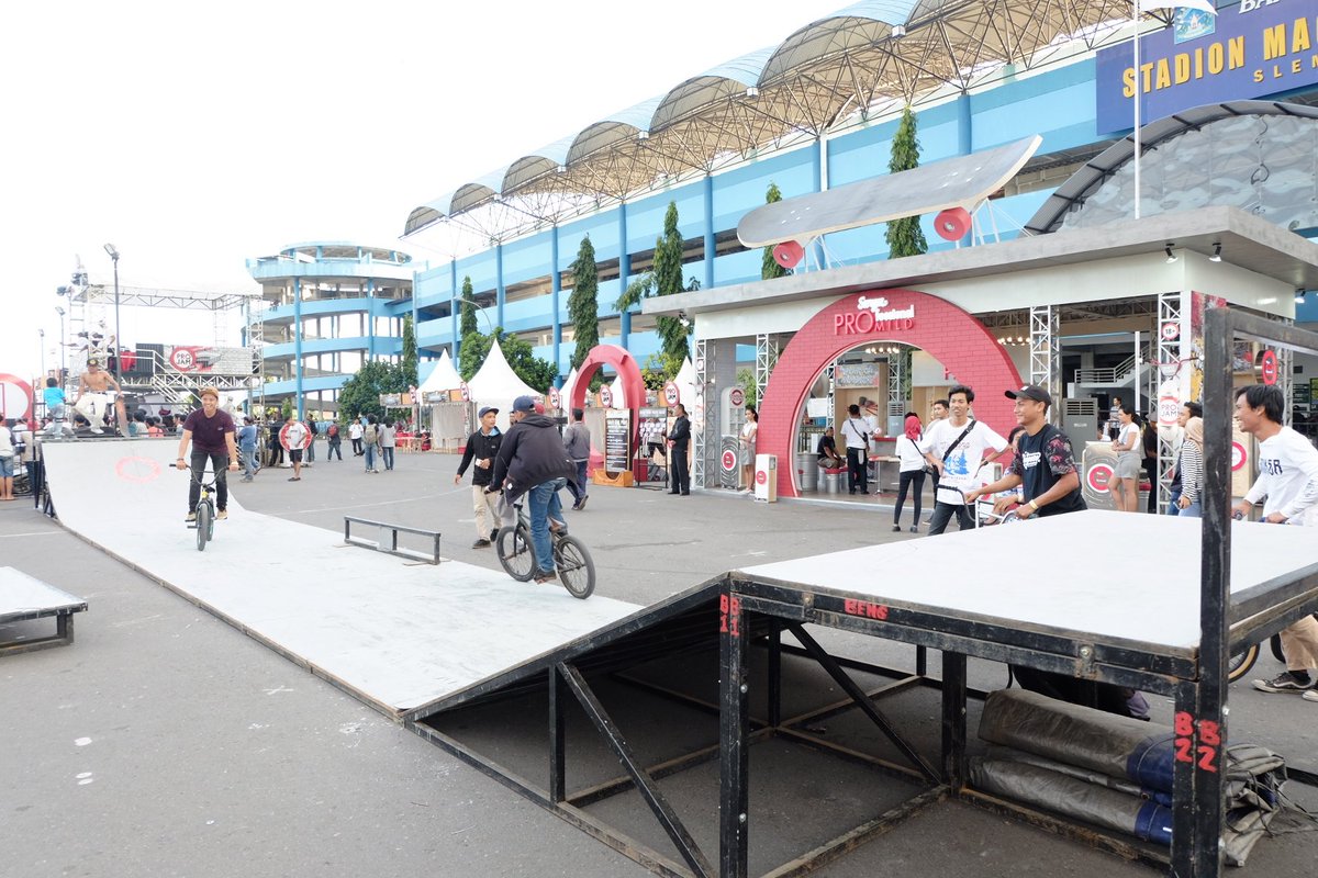 jogjamedia's tweet photo. Aksi2 BMX di #PROJAMFEST. LIVE dari Stadion #Maguwoharjo #Sleman https://t.co/aesGF7ou4B