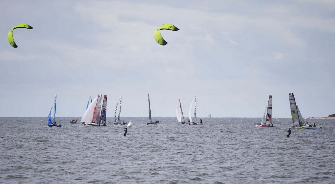 [Presse] #FoilingBay : ça vole à #LaBaule ! [...] @JulienVillion remporte les trois manches" #Moth bit.ly/2pVXa4U #Foiladdict