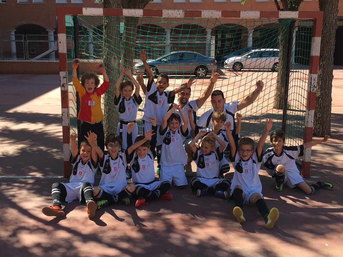 salesianosatoch's tweet photo. ¡Nuestro Prebenjamin favorito nos regala un Oro en la liga de @ecatolicas ! La ilusión ha sido la protagonista del patio de nuestra Casa 🥇🥇 https://t.co/JP21O8dpZO