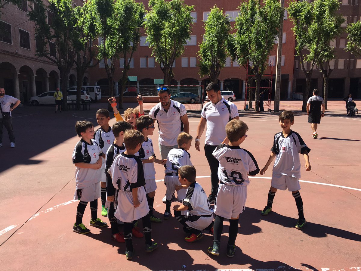 salesianosatoch's tweet photo. ¡Nuestro Prebenjamin favorito nos regala un Oro en la liga de @ecatolicas ! La ilusión ha sido la protagonista del patio de nuestra Casa 🥇🥇 https://t.co/JP21O8dpZO