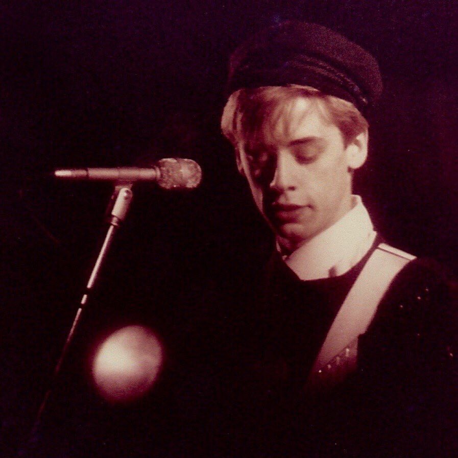 Happy birthday to Nick Heyward. Here he is with Haircut 100 at the Holy City Zoo, Birmingham in Nov 81 