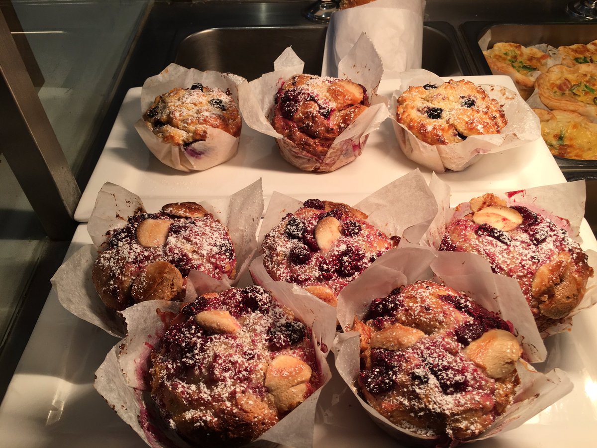 CafeCarissima's tweet photo. @CafeCarissima raspberry and white chocolate muffins https://t.co/KjoGGXhrxD
