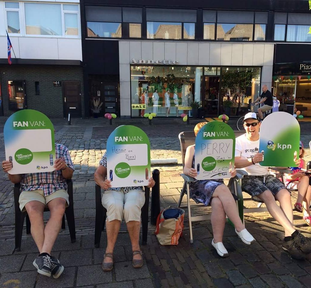Marathon013's tweet photo. Dat ziet er gezellig uit: juichborden van @KPN langs het parcours! Ze worden uitgedeeld op de Schouwburgring en Pieter Vreedeplein #MT2017 https://t.co/vX4mkOrkwY
