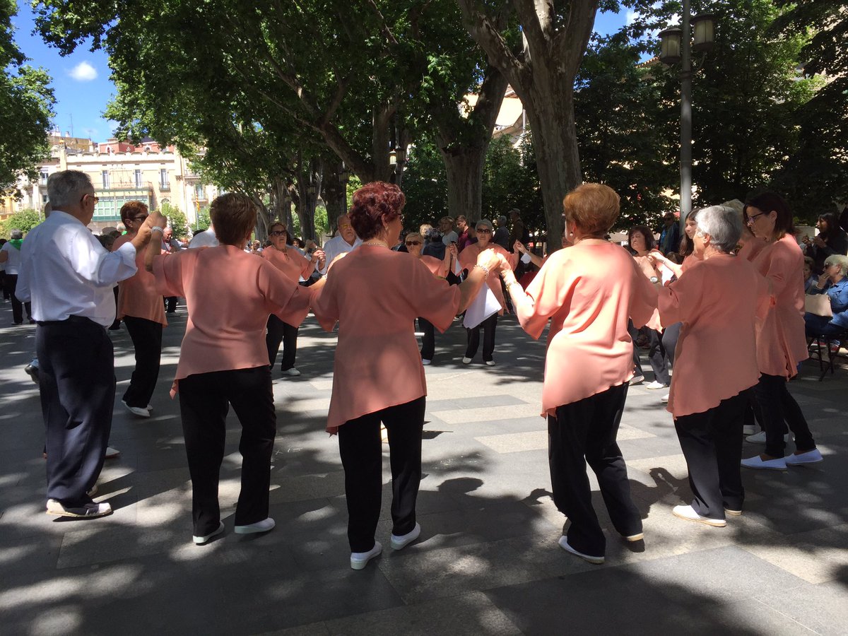somsardana's tweet photo. Totes colles sardanistes estan ja ballant les #sardanes de lluïment! Més de 600 persones! Quin ambient a la Rambla de Figueres! https://t.co/gxvwGDSiAx