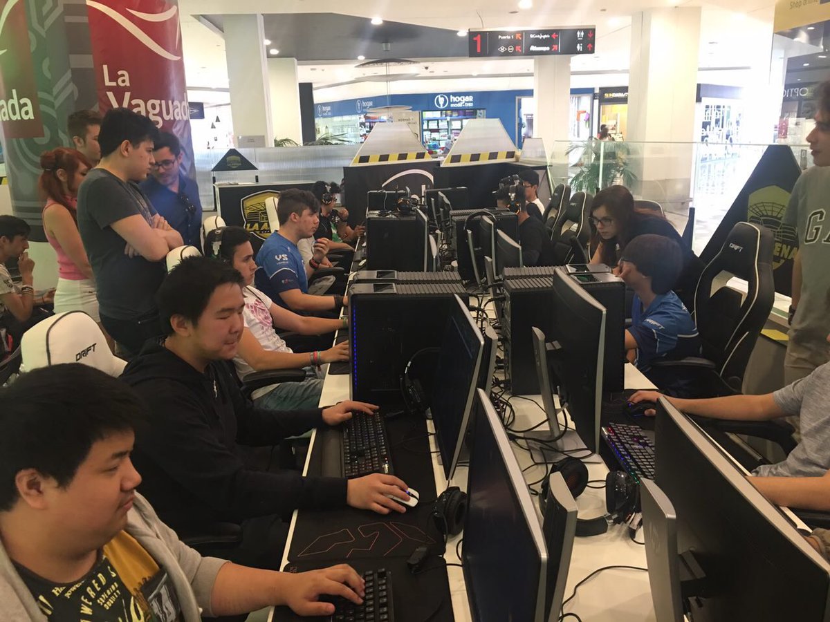 LaArenaeSports's tweet photo. ¡Comienza el 2vs2 en el #GiantWeekend en @LaVaguada con premios de @DRIFTgamingeu y @GiantsGaming ¡aún estás a tiempo de venir y disfrutar! https://t.co/f01Cc7X1qk