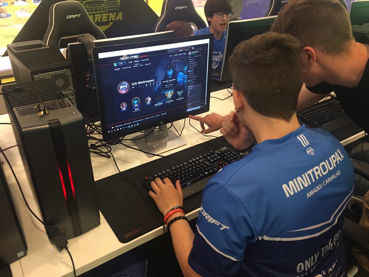 LaArenaeSports's tweet photo. ¡Comienza el 2vs2 en el #GiantWeekend en @LaVaguada con premios de @DRIFTgamingeu y @GiantsGaming ¡aún estás a tiempo de venir y disfrutar! https://t.co/f01Cc7X1qk