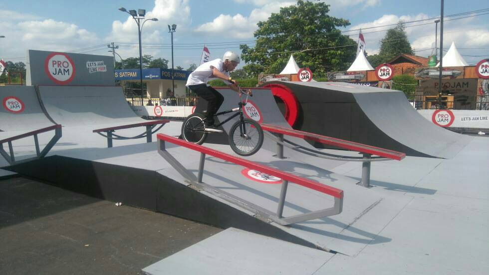 Jogja24Jam's tweet photo. Sdg brlangsung PROJAM FEST @projam.id Jogja di Stadion Maguwoharjo Ada kompetisi BMX, kompetisi Skateboard & yg seru lainnya!. #PROJAMfest https://t.co/a52AMVSker
