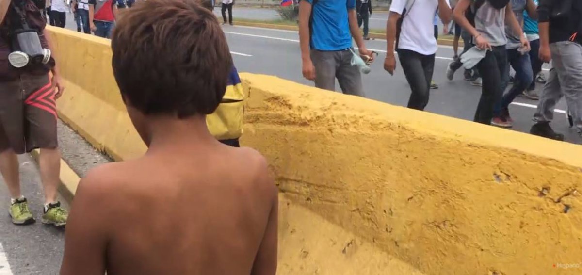 ElNacionalWeb's tweet image. Niños en situación de calle piden comida en las marchas bit.ly/2q6SSDf  https://t.co/RkXBif4tbe. .