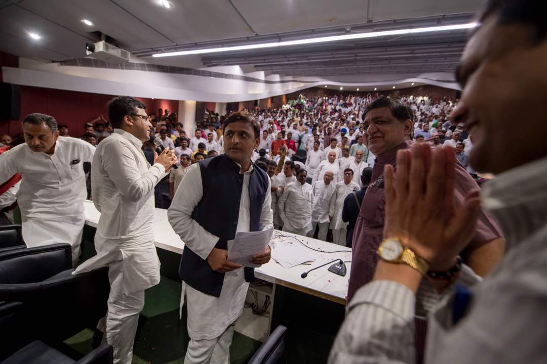 samajwadiparty's tweet photo. समाजवादी पार्टी कार्यालय में उद्योग व्यापार मंडल की बैठक https://t.co/aHctJF8FAQ