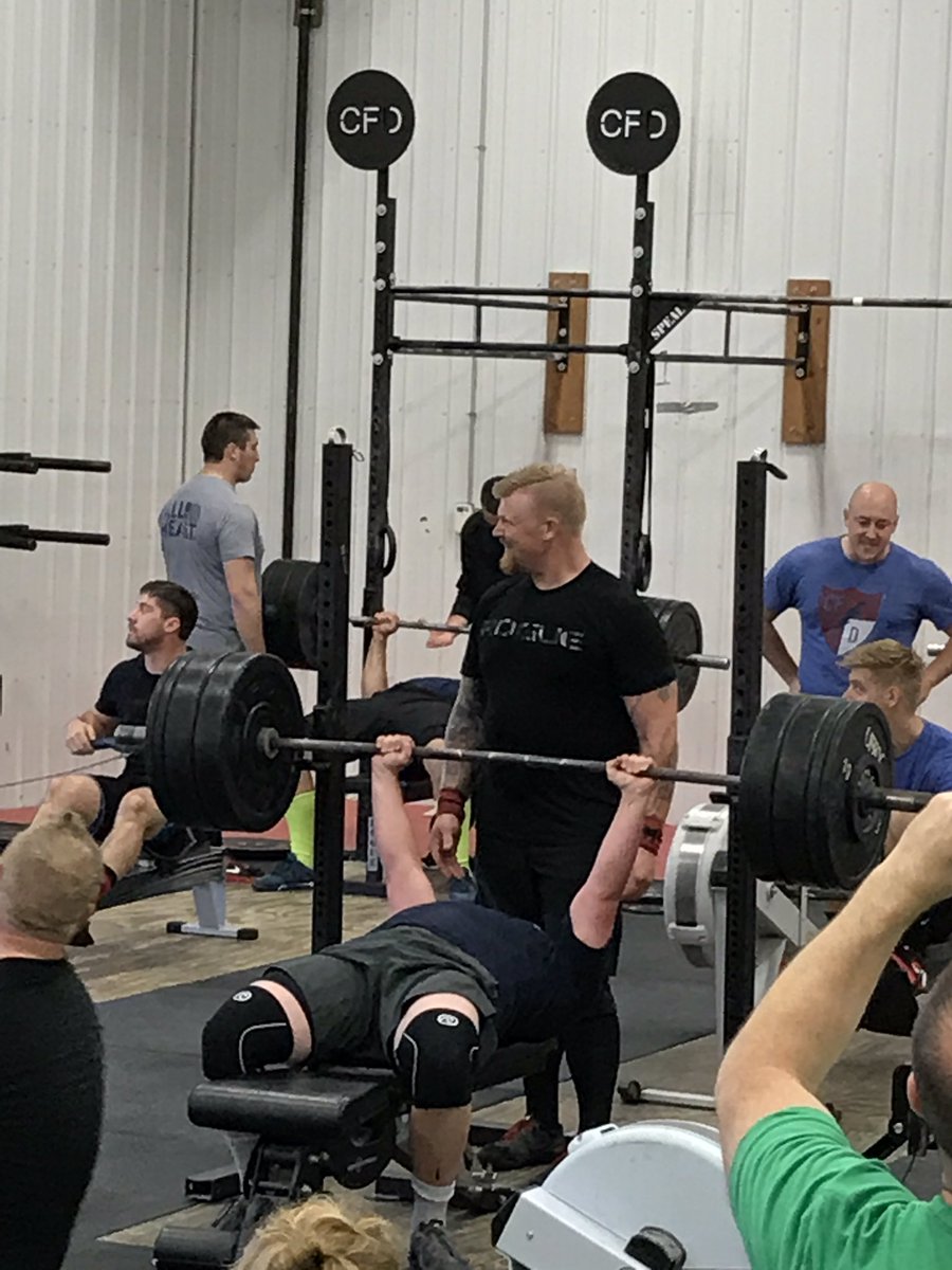 BirdsallAngie's tweet photo. Little CrossFit competition on a Saturday morning. Let's go CFG! #classic2017 https://t.co/vA3bxcOQCg