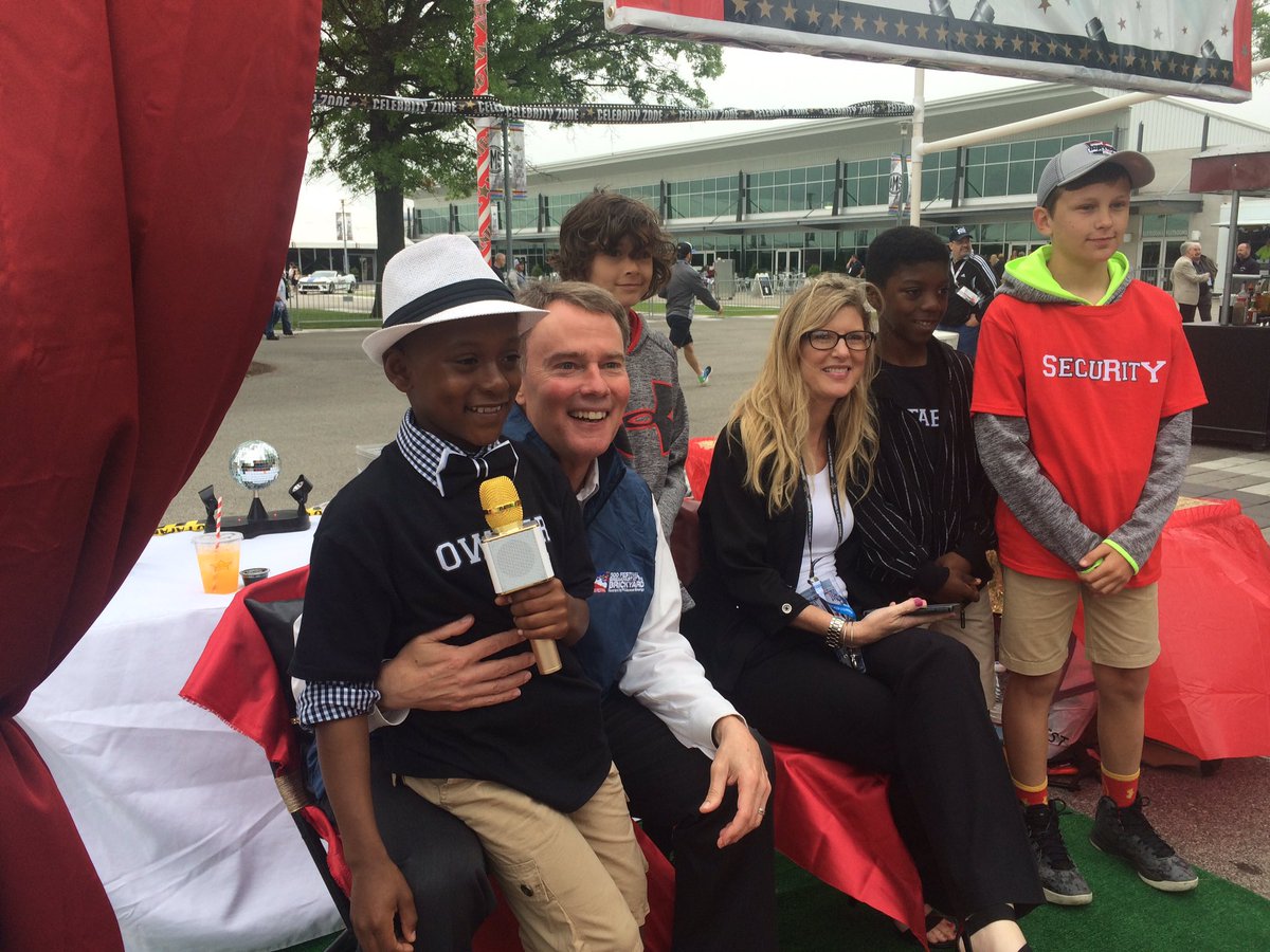 lemonadedayindy's tweet photo. Thank you to @IndyMayorJoe and his beautiful wife who stopped by for some #Lemonade after breakfast @IMS #SupportYouth #SuccessIsSweet #Indy https://t.co/CvqXW16IH3