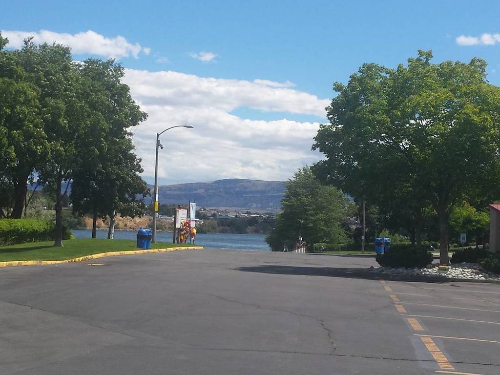 WenatcheeLoop's tweet photo. #ColumbiaRiver #BoatLaunch near #PybusMarket on the #Wenatchee side of the #ColumbiaRiver. #boating #fishing #jets⦠https://t.co/qzTGSoNgOA https://t.co/QAUQK1SmiX