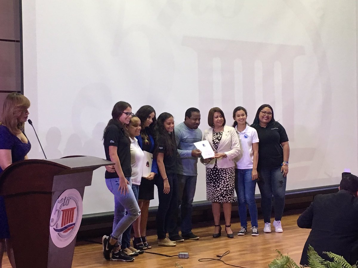 TribunalConstRD's tweet photo. El Dpto. De Difusión entrega los certificados a los finalistas #MeGraduoconelTCRD https://t.co/gbPckT0Yfb