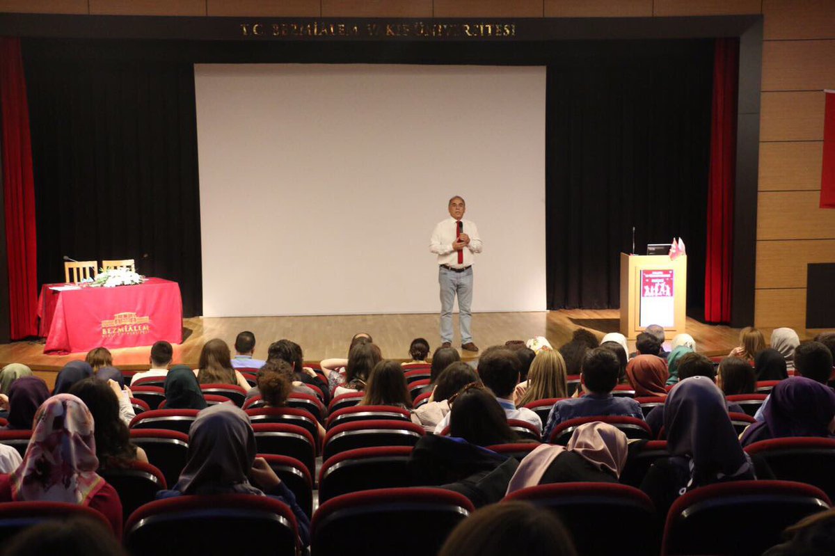 Prof.Dr.Demet Demirkol'un sunumlarından sonra Prof.Dr. Erbuğ Keskin ve diğer sunumlarla devam ediyor