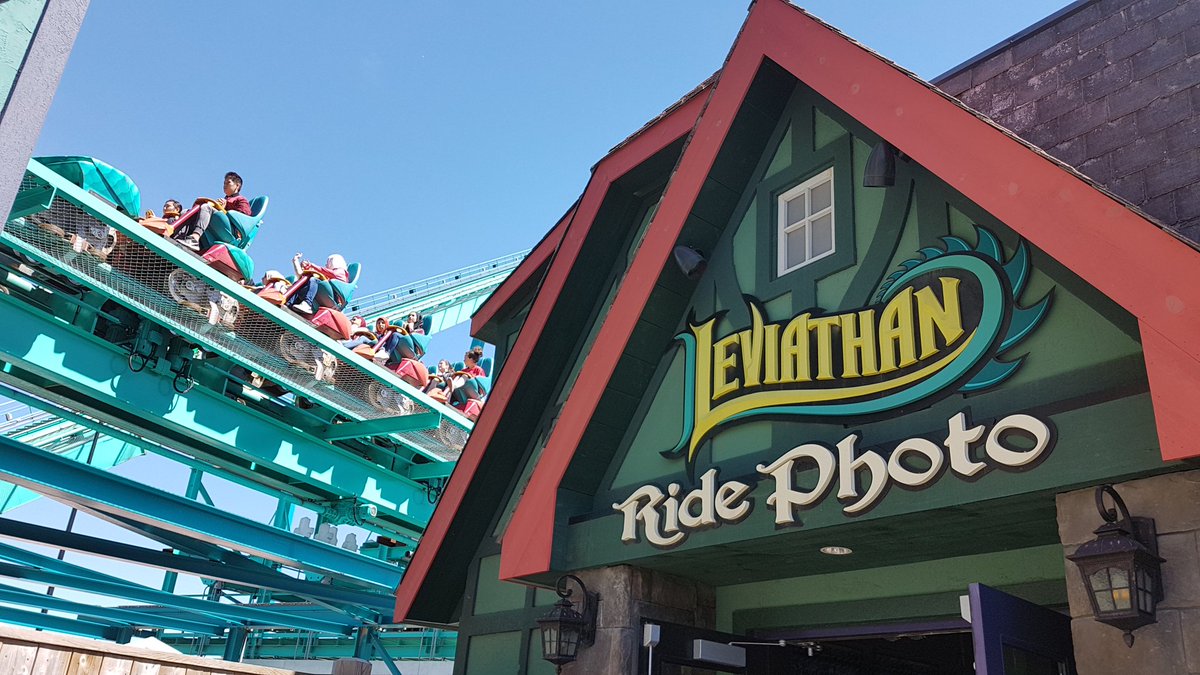 Clumsygirl71's tweet photo. Being one of those mom's today...holder of the phones..my coaster days are over! π#Canadaswonderland https://t.co/Iw7jSrcrHZ