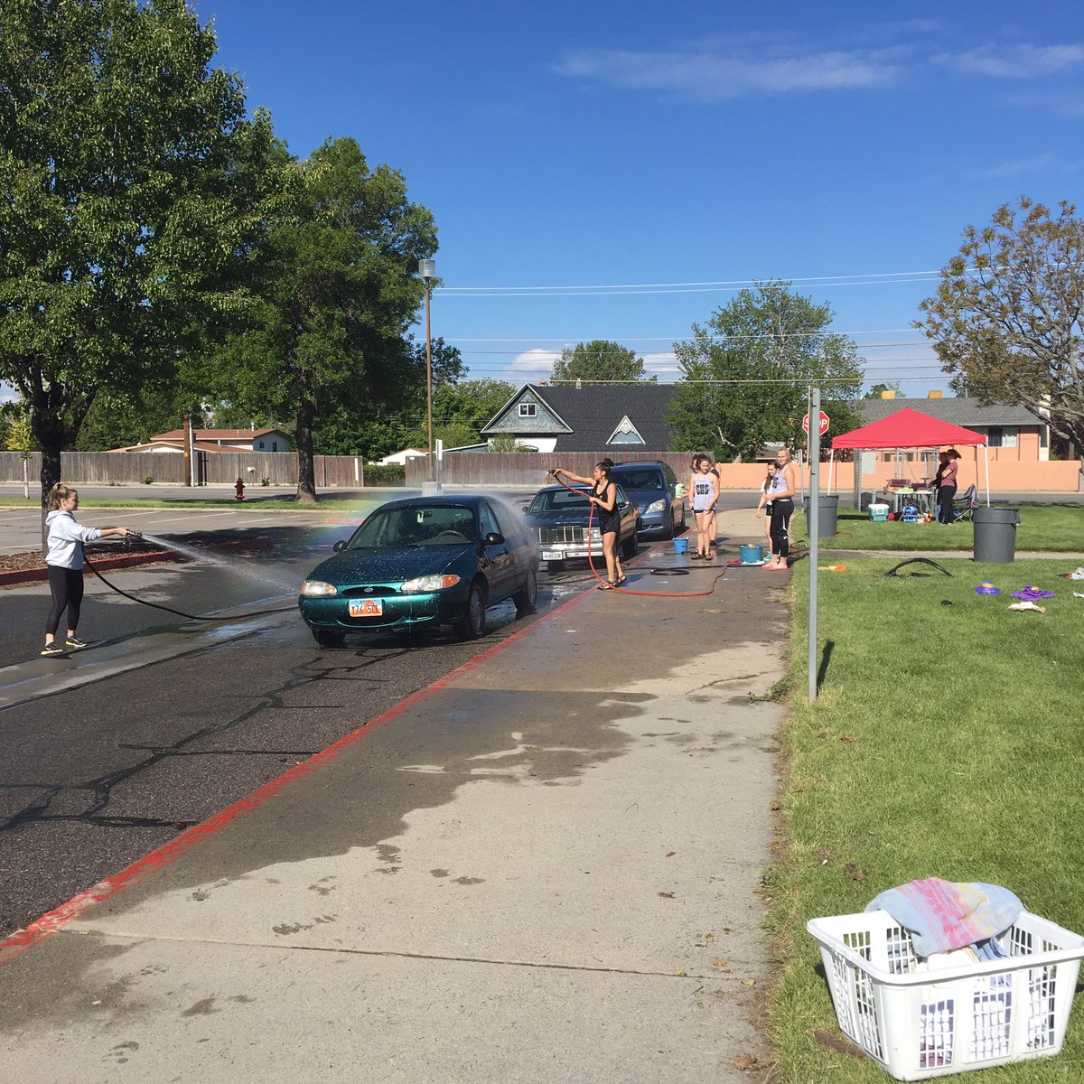 ksmedberg's tweet image. Hey looks like a car wash @CottonwoodHS @GraniteSchools #getitclean #supportcheer #SupportOurAthletes and there's food