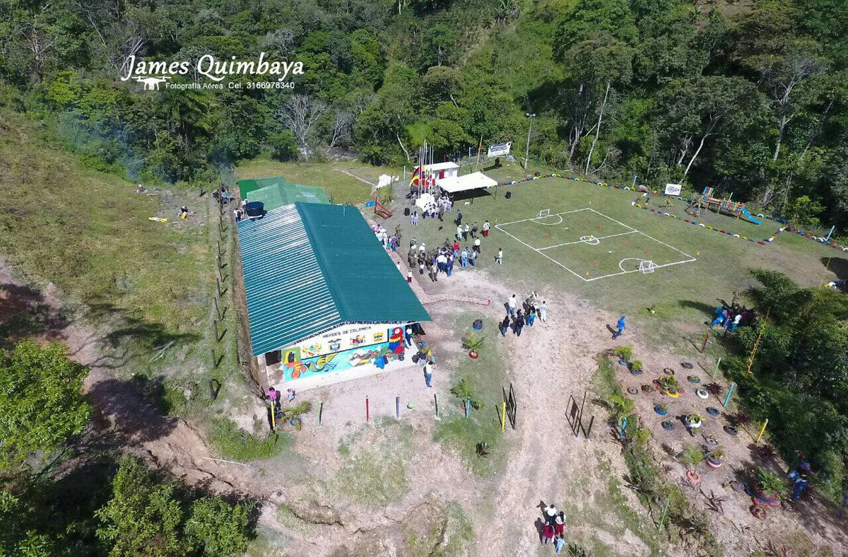 COL_EJERCITO's tweet image. Soldados #Multimisión construyeron escuela en la vereda Bajo Horizonte #Neiva 👍