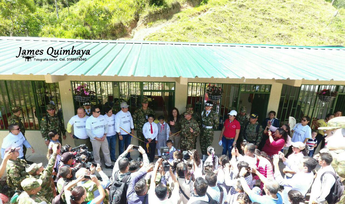 COL_EJERCITO's tweet image. Soldados #Multimisión construyeron escuela en la vereda Bajo Horizonte #Neiva 👍