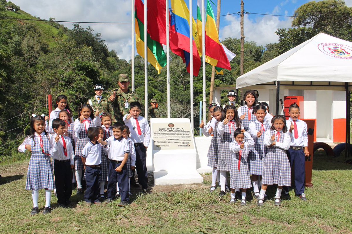 COL_EJERCITO's tweet image. Soldados #Multimisión construyeron escuela en la vereda Bajo Horizonte #Neiva 👍