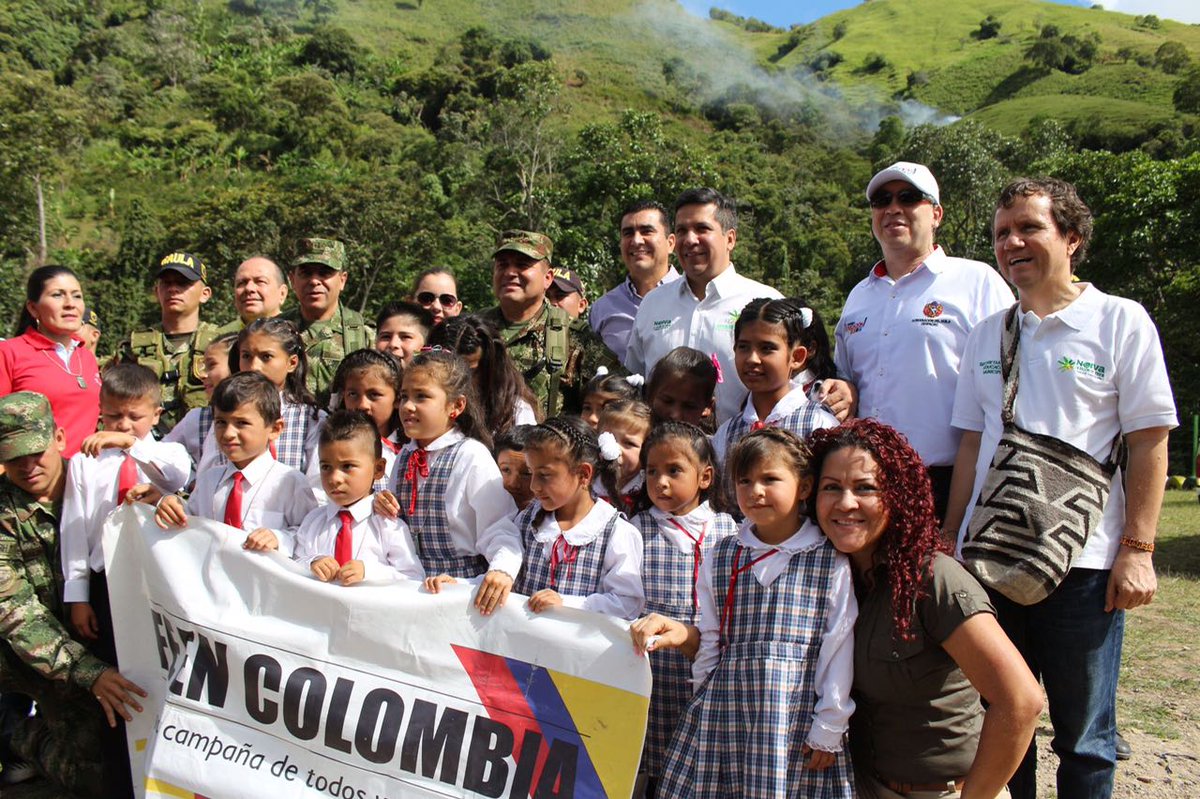 COL_EJERCITO's tweet image. Soldados #Multimisión construyeron escuela en la vereda Bajo Horizonte #Neiva 👍