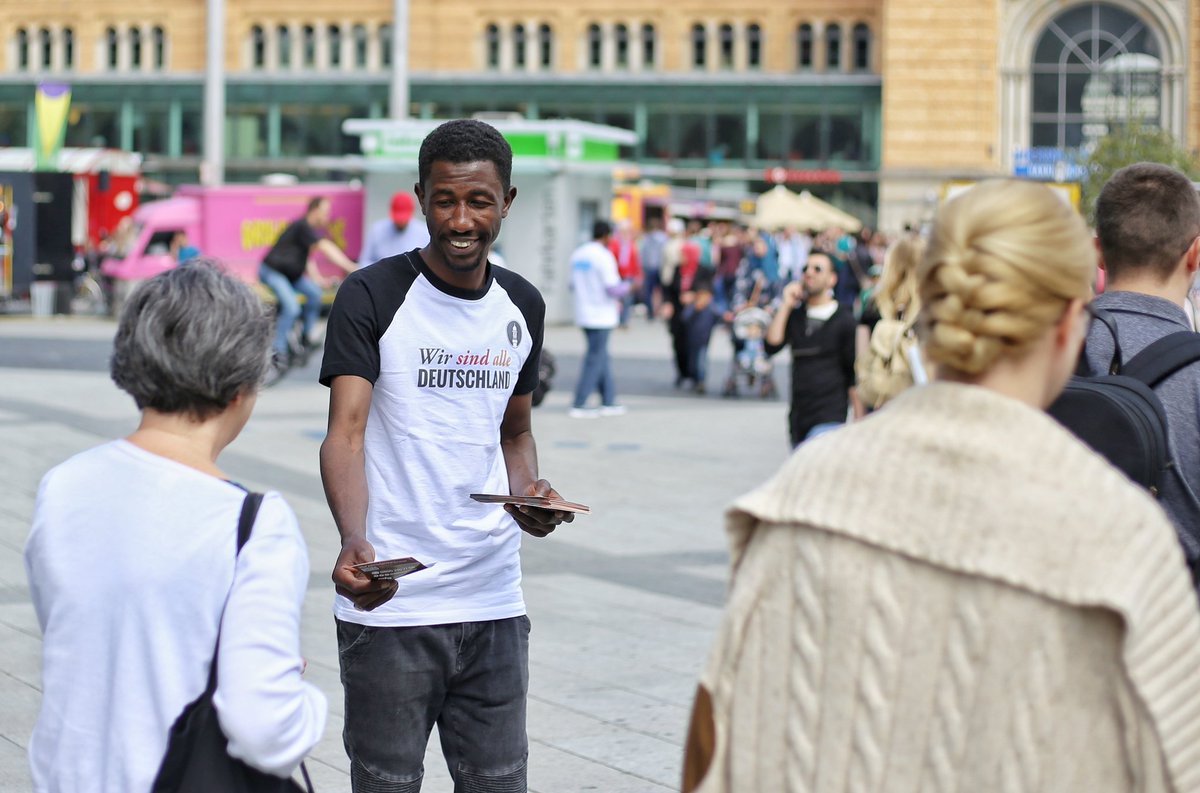 AhmadiyyaDE's tweet photo. Bundesweite Dialogaktion der Ahmadiyya Muslim Jamaat unter dem Motto "Wir sind alle Deutschland" mit neuen T-shirts. #MuslimeFürDeutschland https://t.co/Y3uldJVTlx