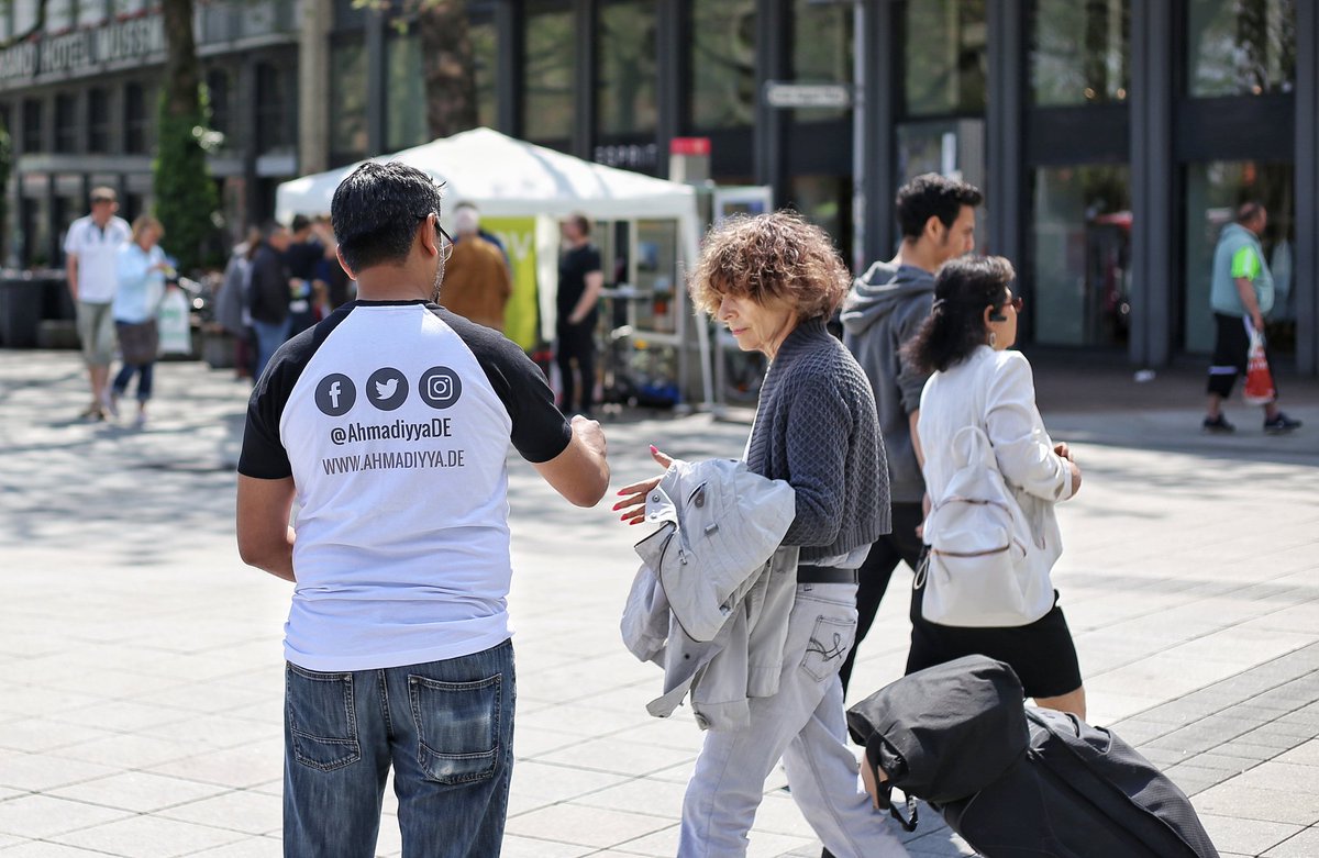AhmadiyyaDE's tweet photo. Bundesweite Dialogaktion der Ahmadiyya Muslim Jamaat unter dem Motto "Wir sind alle Deutschland" mit neuen T-shirts. #MuslimeFürDeutschland https://t.co/Y3uldJVTlx