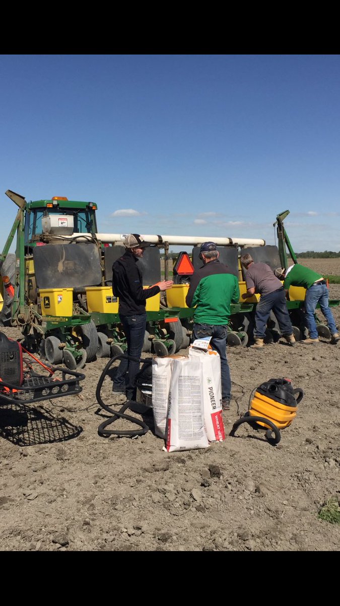 ParentMagali's tweet photo. #semis2017,  #dupontpioneer parcelle à l'epiphanie . staff en pleine action . @EmondLisanne https://t.co/chmkLL6jGP