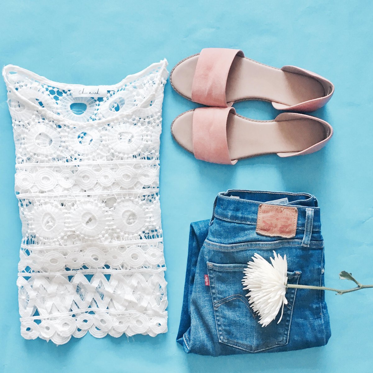 TheReadyPretty's tweet photo. FASHION MATH // Denim + detailed tee + the cutest peep toe flats we ever did see =   Your weekend style, elevated. #readypretty #dressbetter https://t.co/zZiolPaX64