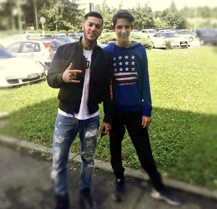 erfaina_'s tweet photo. E poi becchi stamattina  Emi all'università Bicocca . Si era lì  per la fidanzata ovviamente non per lui 😂 Grande @emiskillaof 😈 https://t.co/hGcnrvBItH