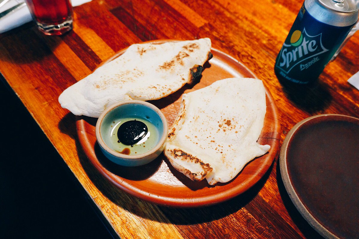 list_yang's tweet image. 식전빵도 주고 자리도 꽤 많은편이다. 사진에있는 메뉴는 까르보나라, 앤초비, 디마레포모도로, 디아볼로피자 가격은 만원 초중반대의 비교적 저렴한 가격이다. 오일, 크림, 토마토, 스페셜 등 다양한소스가 있다. 단점은 지하철역에서 꽤 거리가 있다.