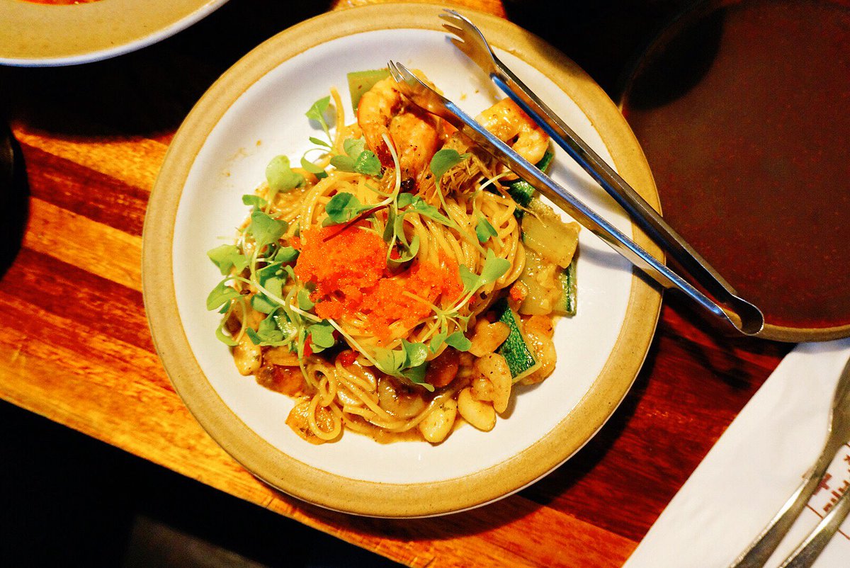 list_yang's tweet image. 식전빵도 주고 자리도 꽤 많은편이다. 사진에있는 메뉴는 까르보나라, 앤초비, 디마레포모도로, 디아볼로피자 가격은 만원 초중반대의 비교적 저렴한 가격이다. 오일, 크림, 토마토, 스페셜 등 다양한소스가 있다. 단점은 지하철역에서 꽤 거리가 있다.