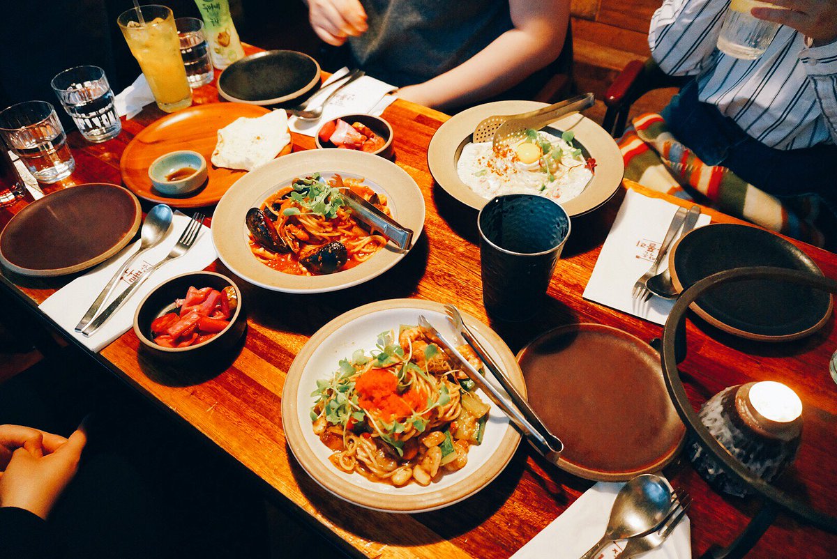 list_yang's tweet image. 식전빵도 주고 자리도 꽤 많은편이다. 사진에있는 메뉴는 까르보나라, 앤초비, 디마레포모도로, 디아볼로피자 가격은 만원 초중반대의 비교적 저렴한 가격이다. 오일, 크림, 토마토, 스페셜 등 다양한소스가 있다. 단점은 지하철역에서 꽤 거리가 있다.