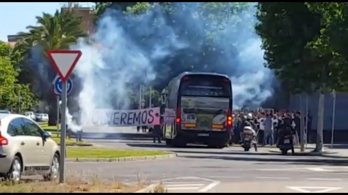 ¡El Play Off ya ha comenzado! Despedida a nuestros jugadores esta mañana. ¡No estaréis solos! ADELANTE BADAJOZ <a href="/CDBadajoz/">CD Badajoz</a>