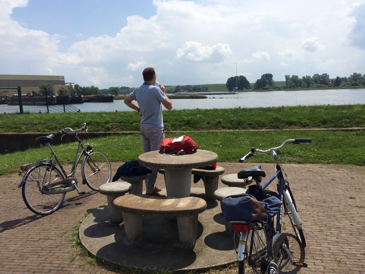 Arjankraijo's tweet photo. Even een tussenstop langs de rivier tijdens #netour. Mooie tocht door polder en langs rivieren. https://t.co/wAnp2J4OJv
