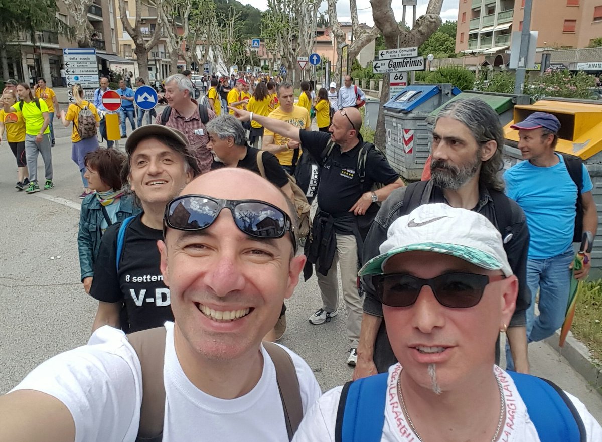 MarcoPiazza72's tweet photo. Prosegue la marcia per il #REDDITODICITTADINANZA siamo tantissimi https://t.co/oI3JQbYFIm