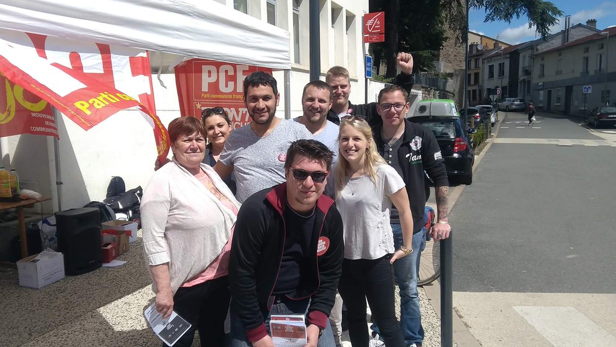 IlsFiniront's tweet photo. Super diff avec les #communistes de #RocheLaMoliere ! Des retours extrêmement positifs à l'image d'une dynamique #LMJF qui s'amplifie ! https://t.co/oQOXlgEluG