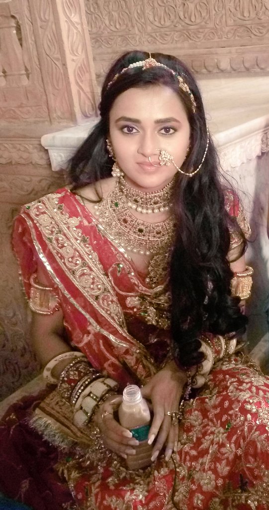 RajasthanCharan's tweet photo. Exclusive​ #photos from set #tvserial  #pehredaarpiyaki #actress  #TejaswiPrakashWayangankar  
#TejasswiPrakash 
For more updates follow us https://t.co/aPq6ZElpO1