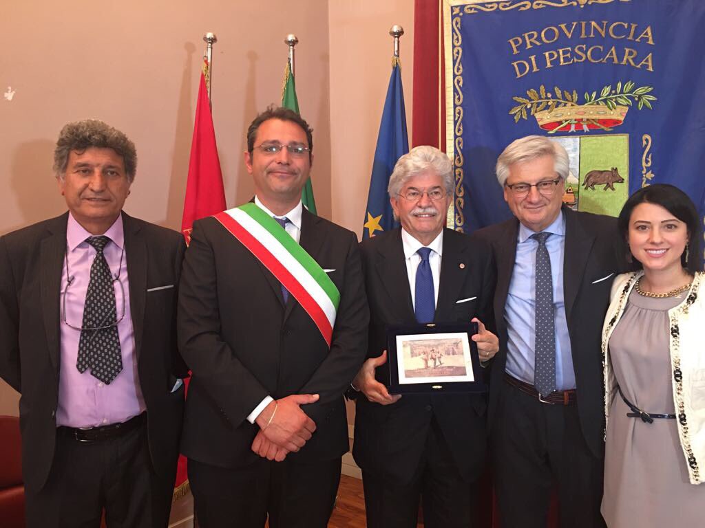 senantoniorazzi's tweet photo. Ho ricevuto il premio #Zimei dalla figlia Katia e dall'organizzatore Geremia Mancini presente il mio Sindaco di Giuliano #Teatino Andreacola https://t.co/9xU4Hnp8Dd