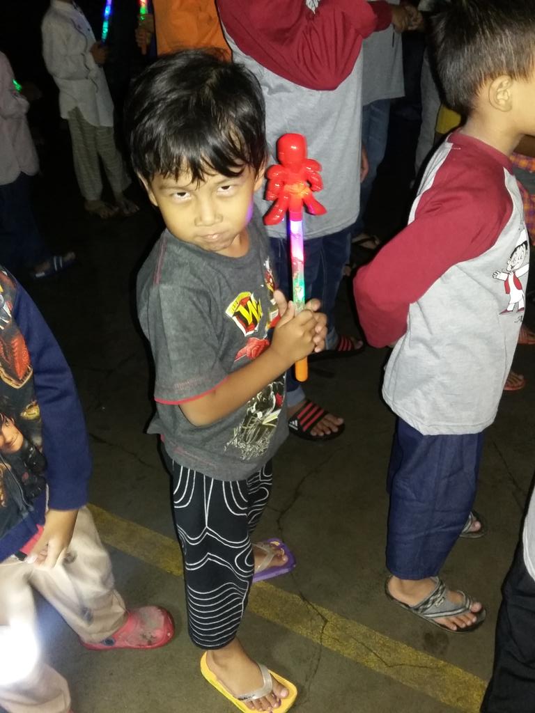 murnialith's tweet photo. Pawai obor sambut ramadhan, raz sibuk mainan..beli mainan hihi https://t.co/nbb2hgeeIE